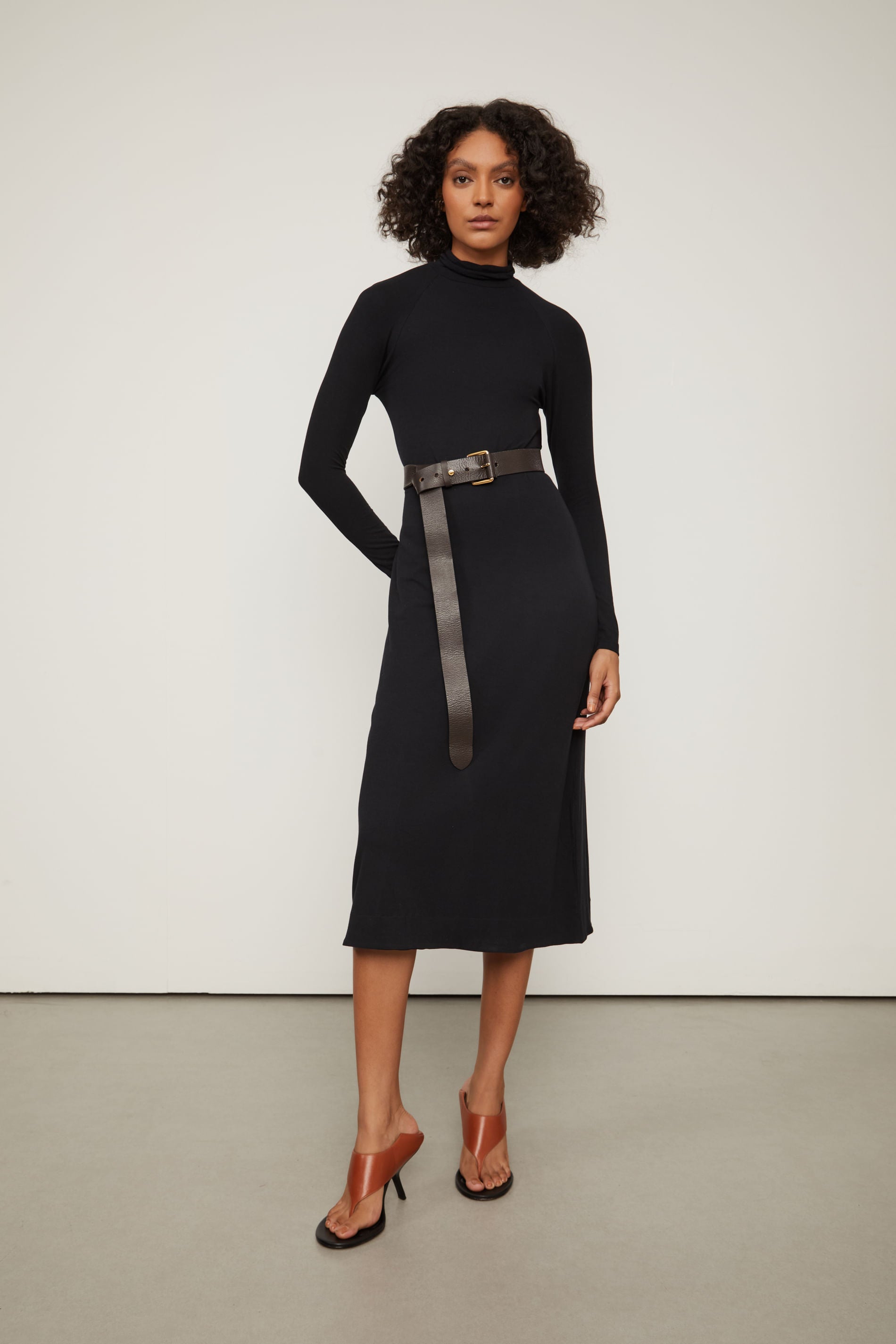 Vestido midi Onyx preto manga longa — frontal