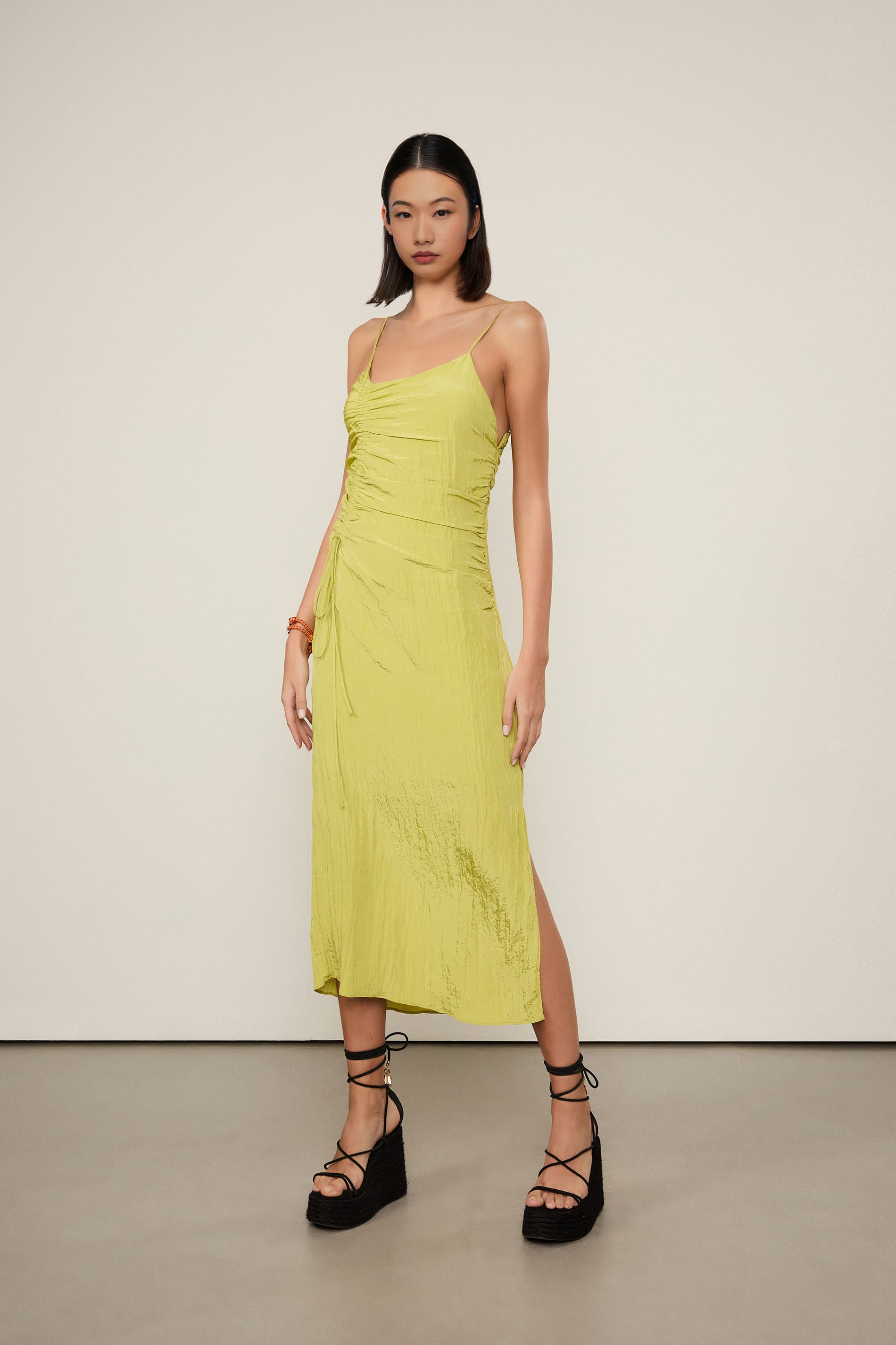 Vestido midi Verdejante cetim verde — frontal