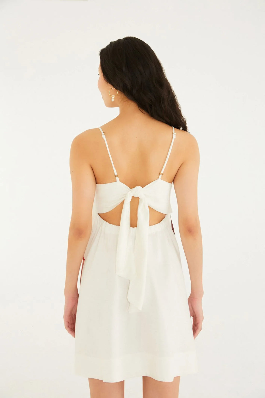Detalhe do caimento solto e da estampa Arara Verde — vestido Araraquara Farm Rio
